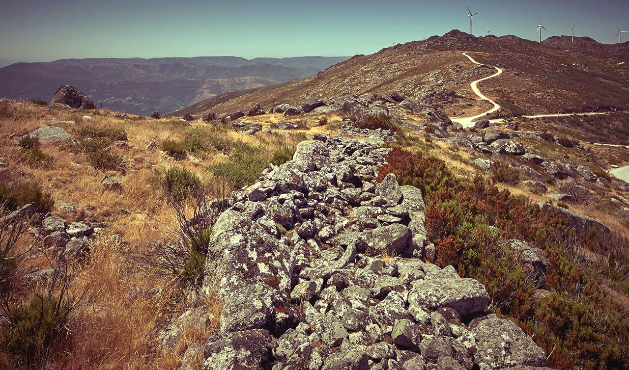 RUÍNAS DA MURALHA DAS PORTAS DE MONTEMURO